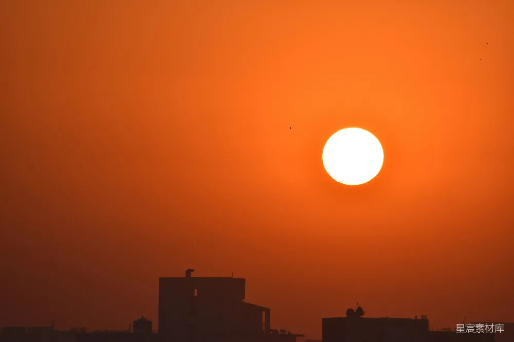 高清摄影  夕阳西下，建筑物上空的景象