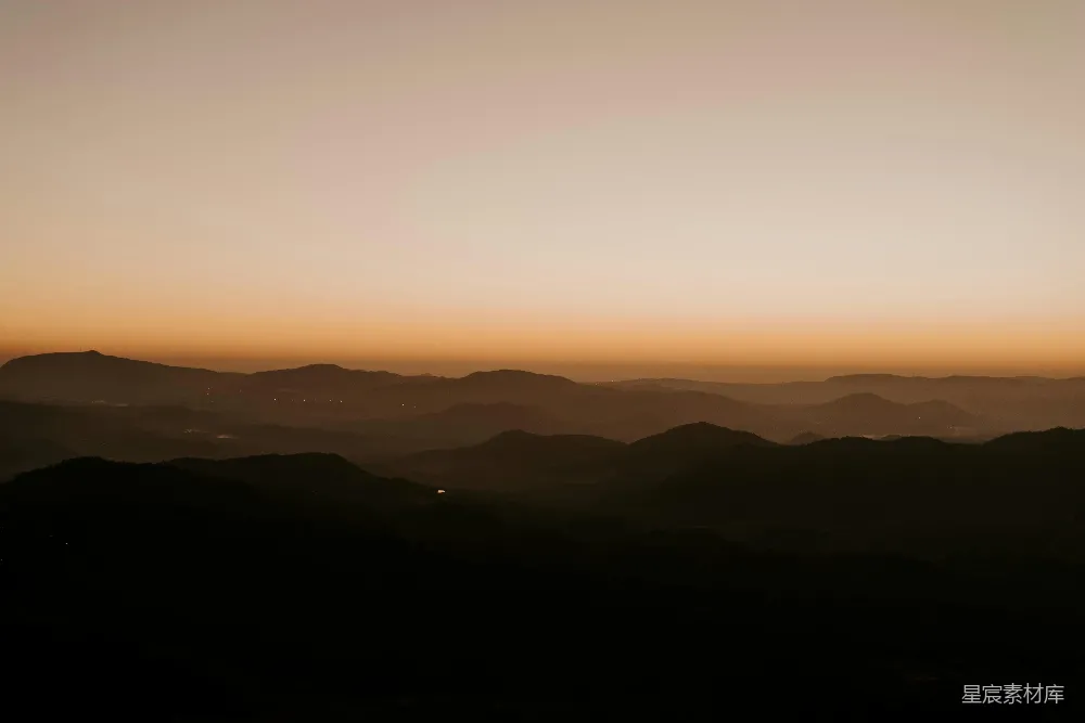 高清摄影  夕阳正在山脉上落下。
