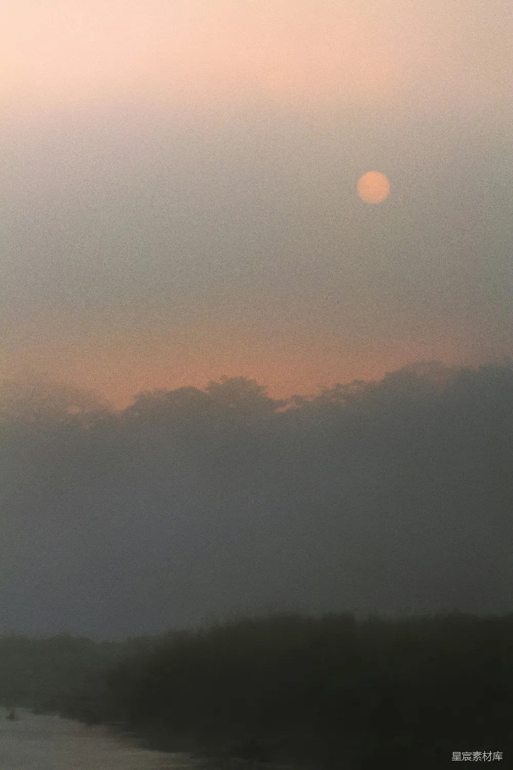 高清摄影  夕阳正洒落在一片水域之上