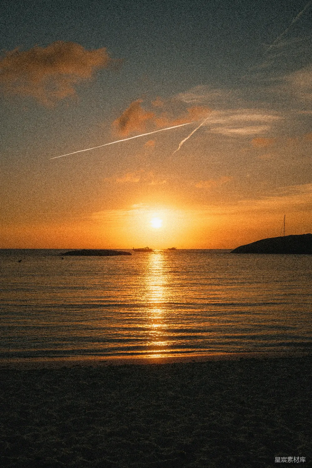高清摄影 电影 旅行 自然 壁纸 夕阳正在海滩上空落下。