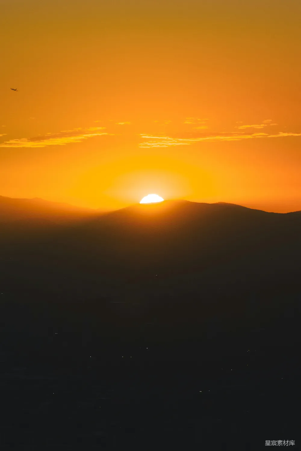 高清摄影 旅行 自然 壁纸 电影 夕阳正在山峦上落下