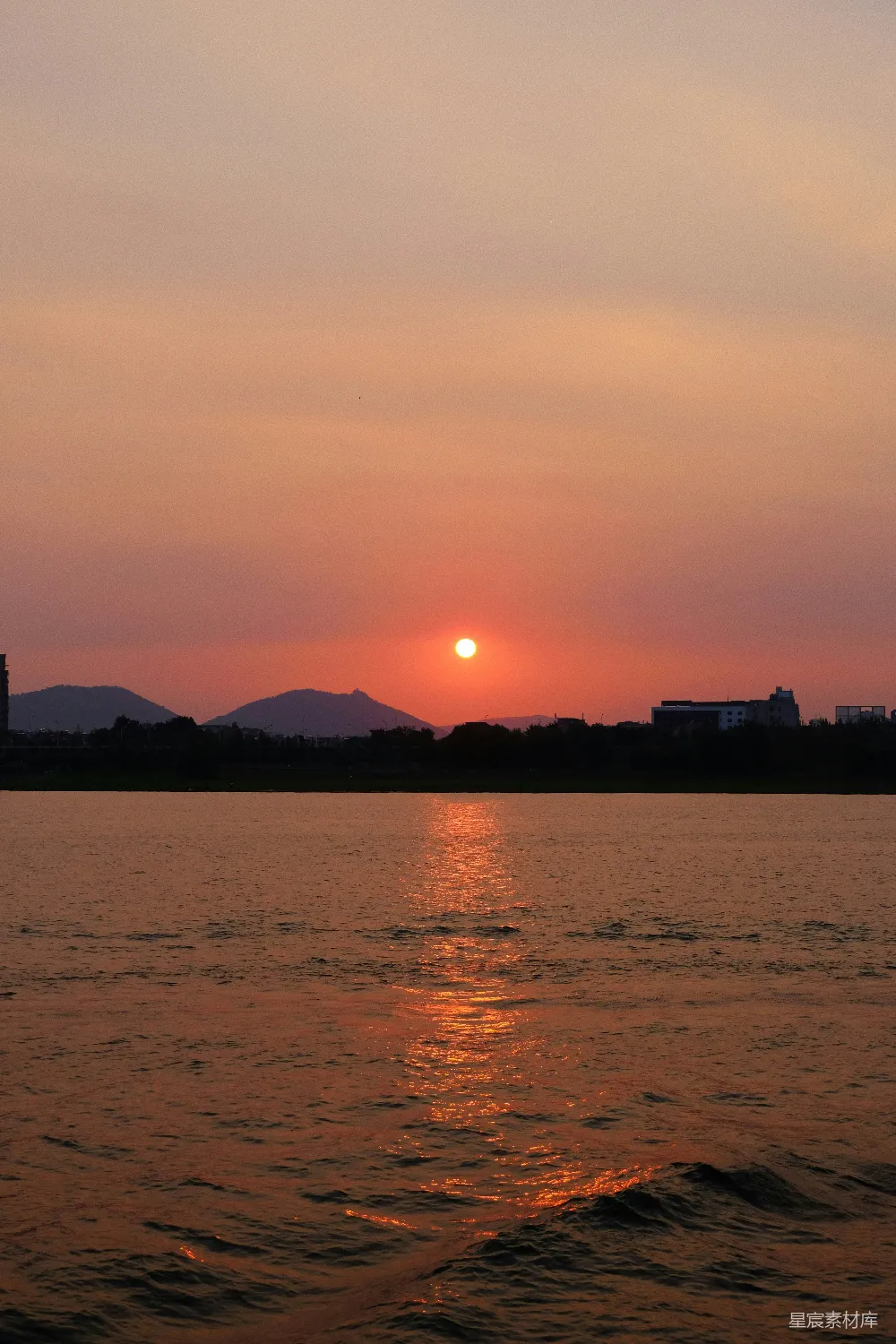 高清摄影  夕阳下，水边建筑物的剪影