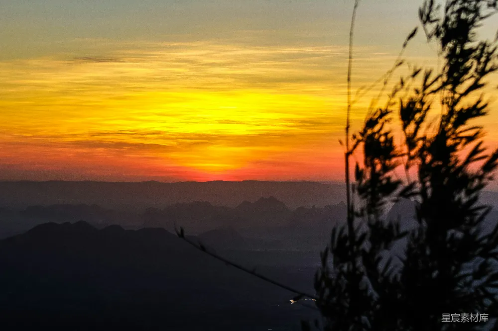高清摄影  夕阳下山脉的剪影
