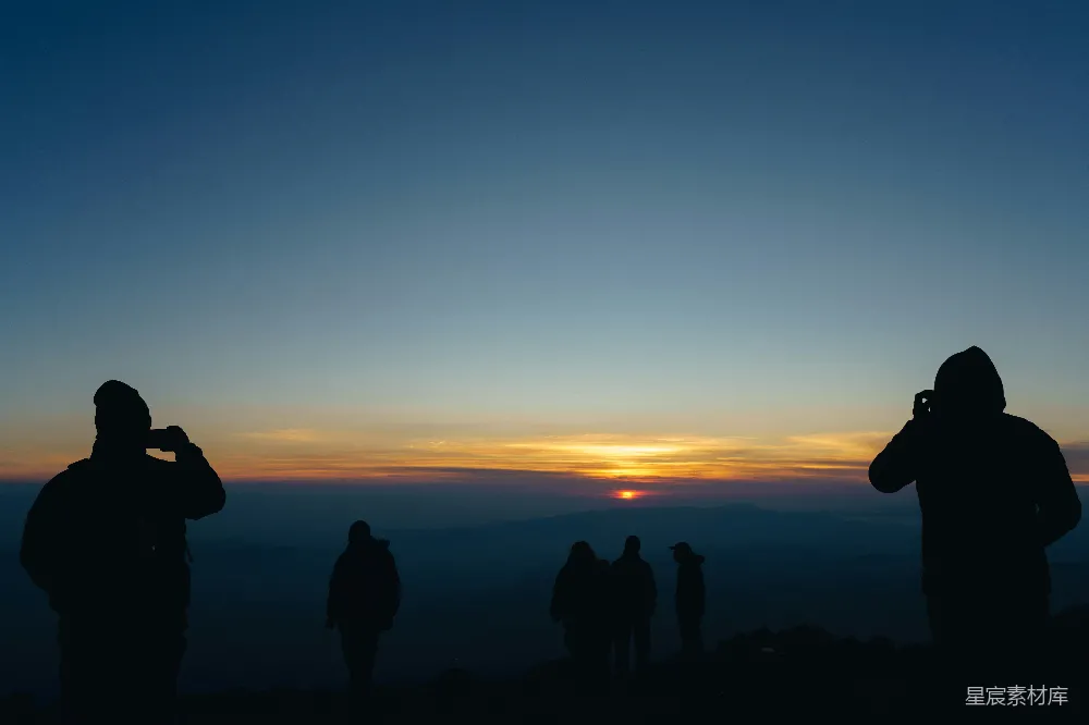 高清摄影 旅行 自然 一群人站在山顶上。