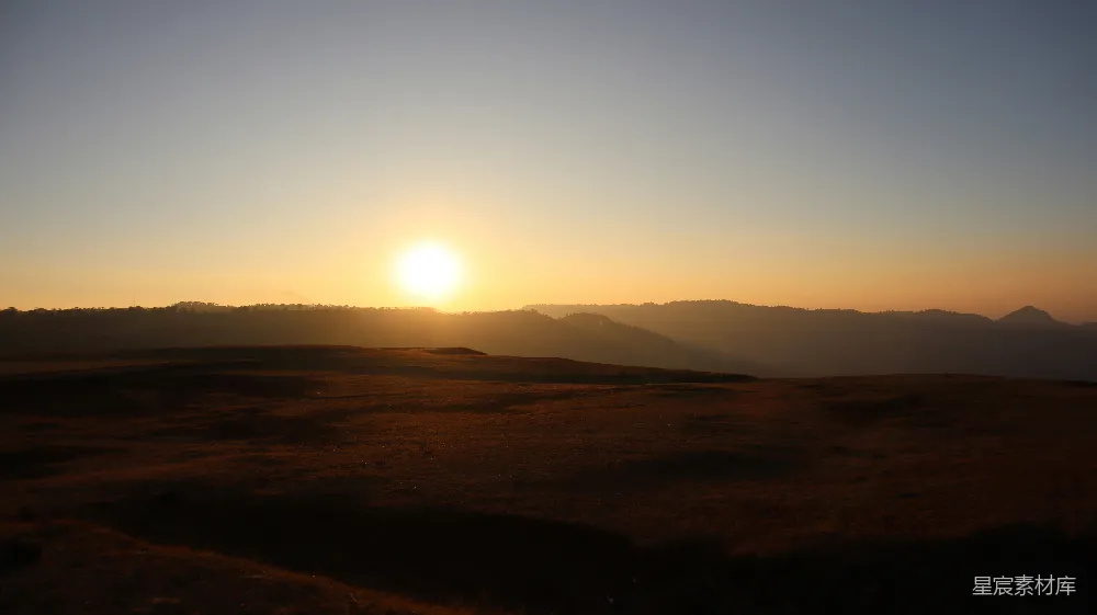 高清摄影  夕阳正映照在山脉之上。
