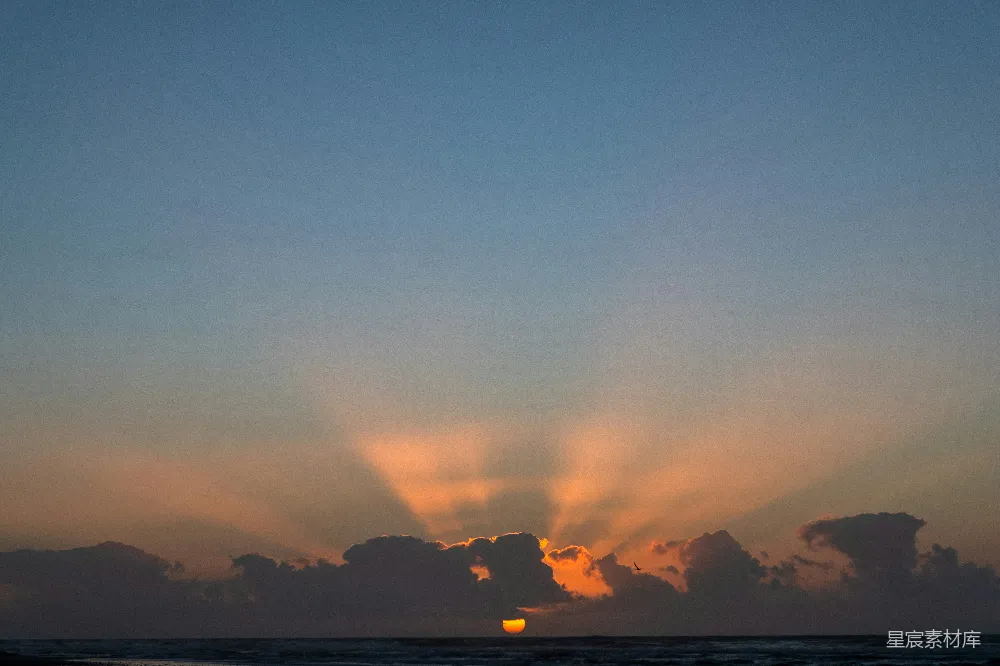 高清摄影  夕阳正洒在一片水域之上