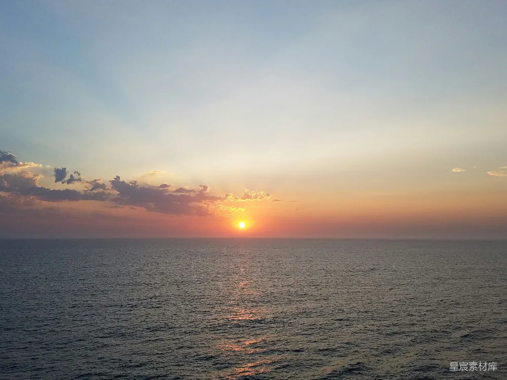 高清摄影 旅行 自然 太阳正落向地平线上的海洋。