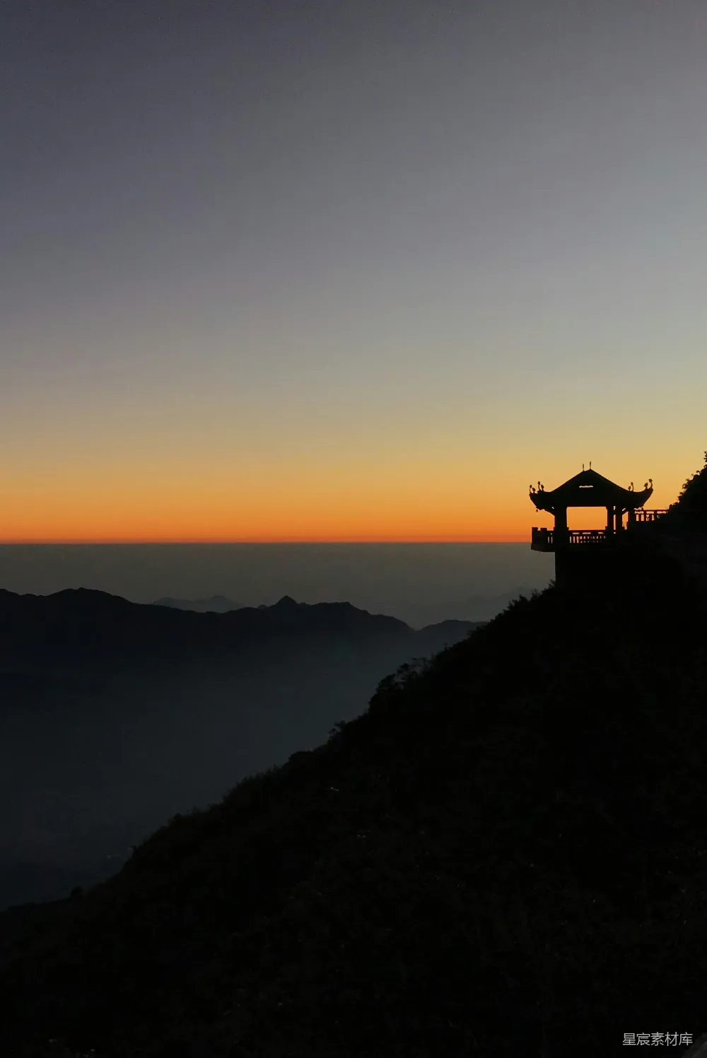 高清摄影  托里大楼的剪影靠近山。