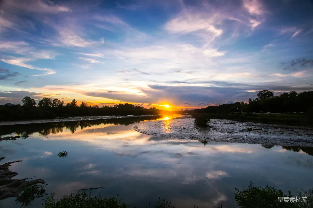 高清摄影  夕阳正在一片水域上落下