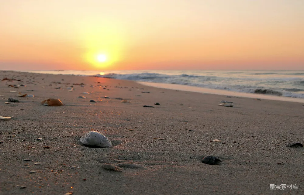 高清摄影 旅行 自然 夕阳正洒在海面，海滩上夕阳西下。