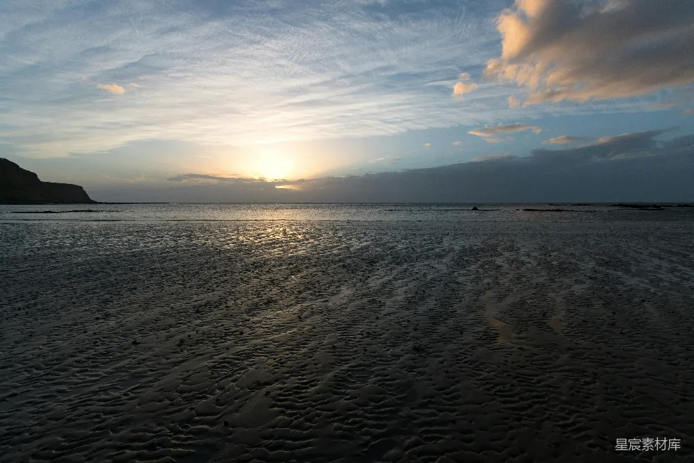 高清摄影  白天海浪拍打在岸边。