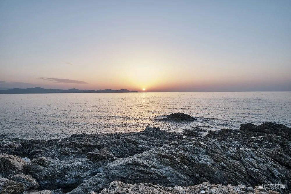 高清摄影  海畔夕阳下的黑岩形成