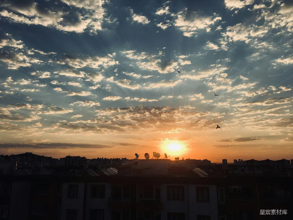 高清摄影 旅行 壁纸 自然 夕阳西下，多云天空下的建筑物剪影