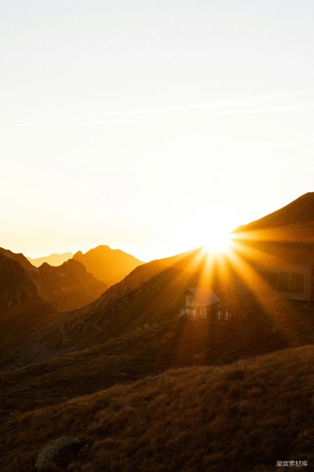 高清摄影  夕阳正洒落在群山之上。