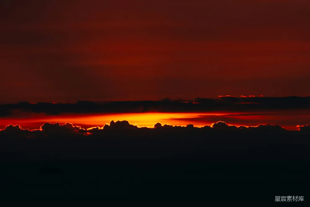 高清摄影  夕阳映照着黑暗的云层。