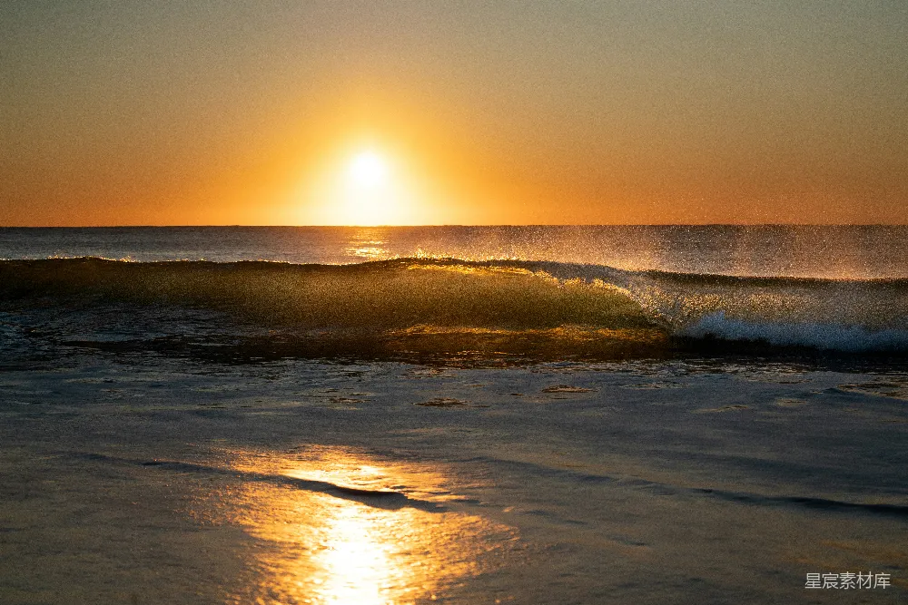 高清摄影  夕阳正笼罩着海浪。