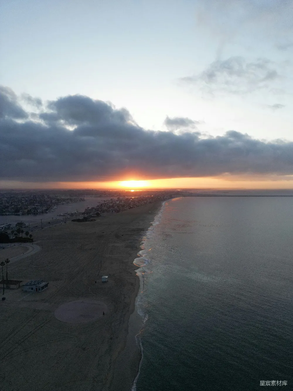 高清摄影  夕阳正在海滩上落下，海洋也在渐渐变暗。