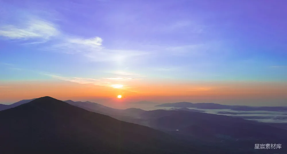 高清摄影  夕阳下山脉的剪影