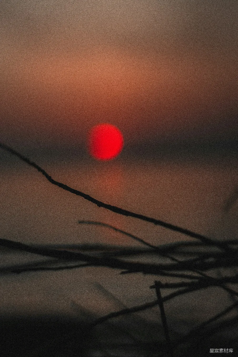 高清摄影  夕阳正缓缓落下，倒映在水面上。