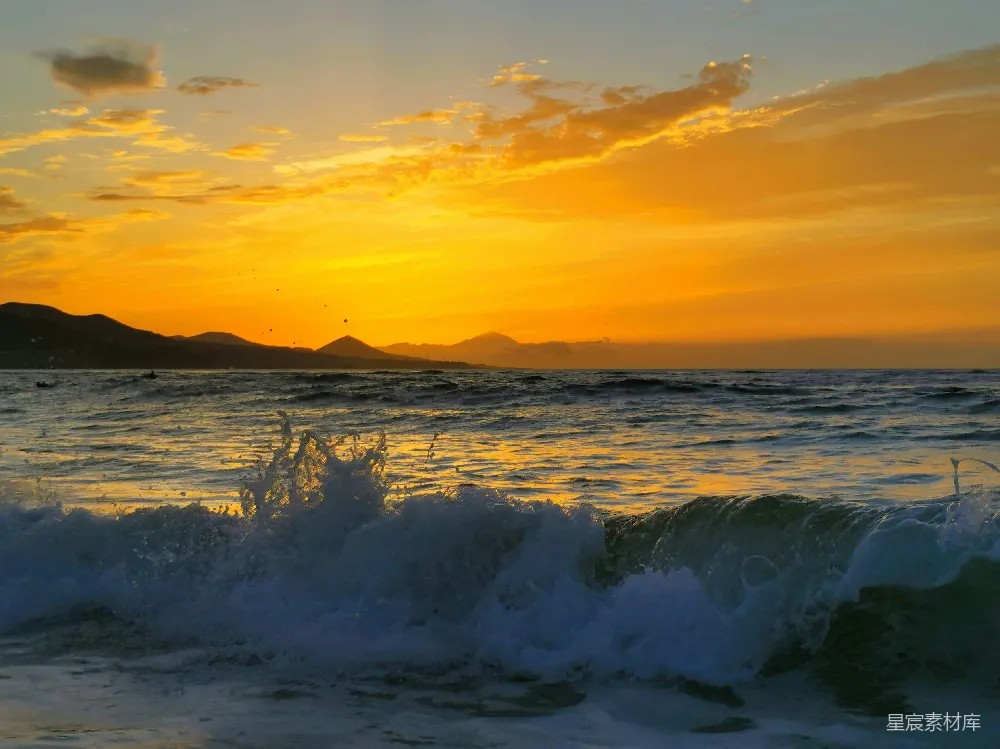 高清摄影 电影 旅行 自然 壁纸 夕阳正映照在海面上，波涛起伏。