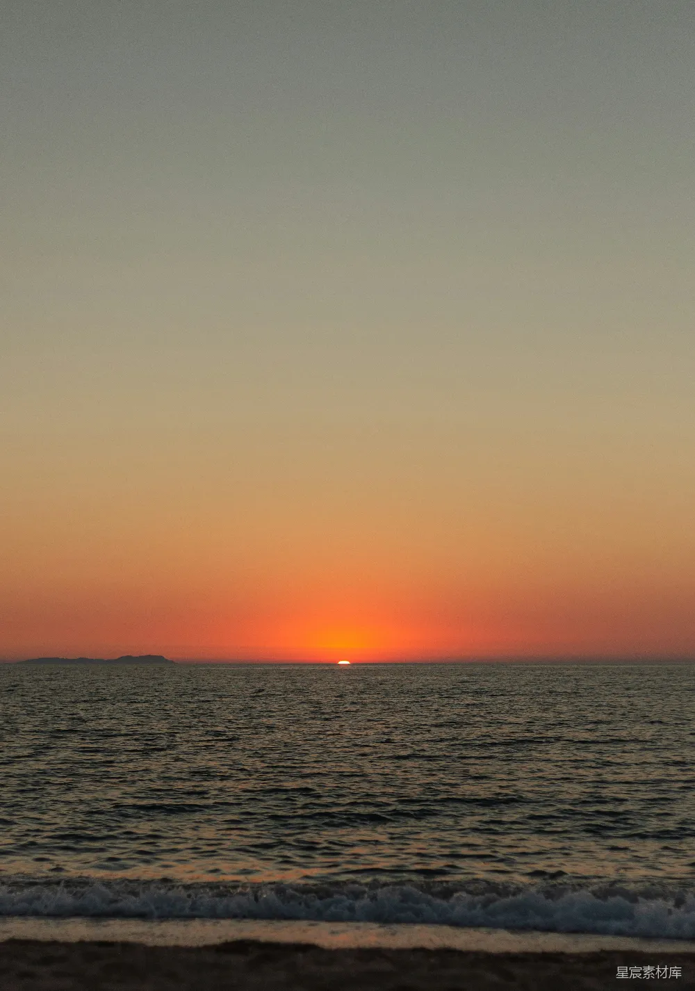 高清摄影 旅行 自然 壁纸 夕阳正在海面上落下。