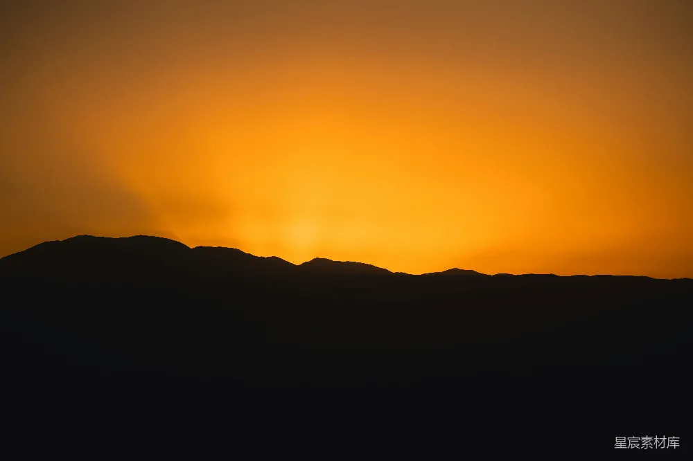 高清摄影 壁纸 旅行 自然 夕阳正缓缓落向山脉。