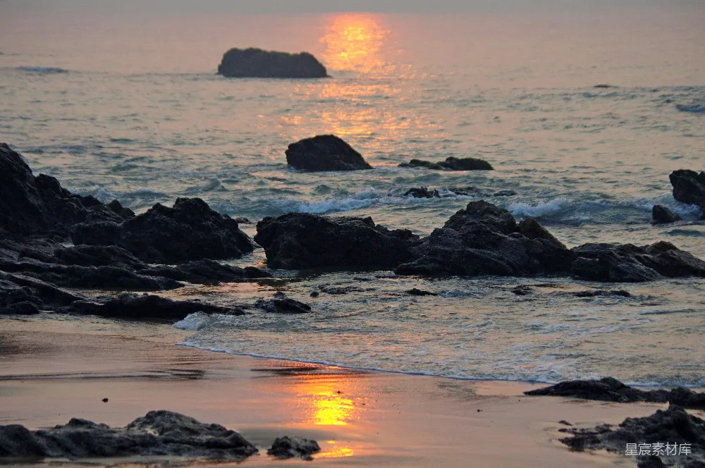 高清摄影  海浪在夕阳下拍打着海岸。