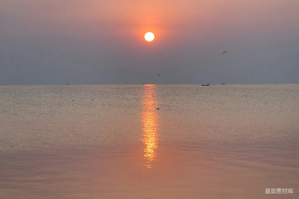 高清摄影  夕阳映在水面上。