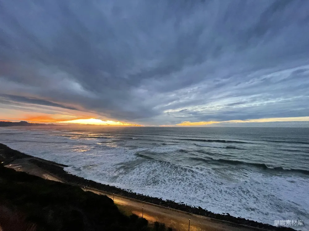 高清摄影  夕阳正映照着大海和海滩。