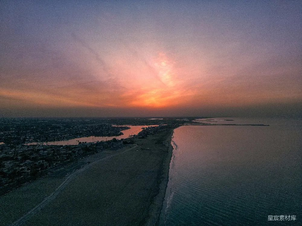 高清摄影  日落时分海滩的空中俯瞰图