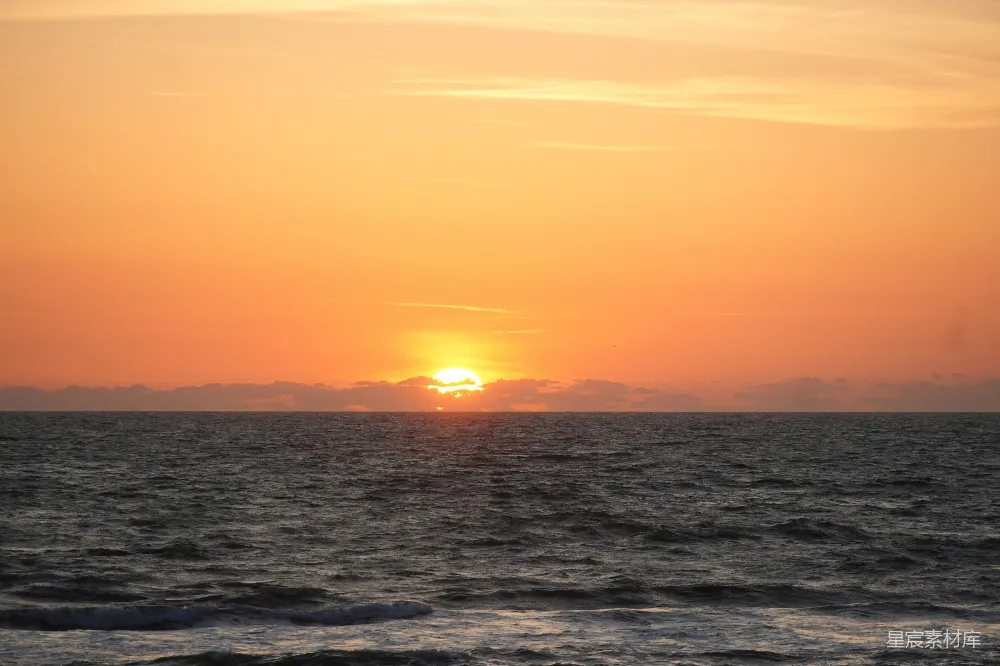 高清摄影  夕阳正从海平面上落下。