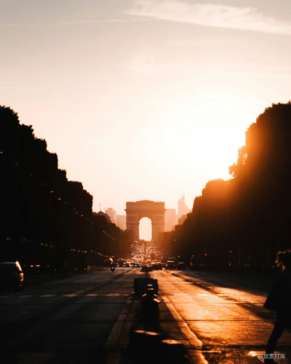 高清摄影  夕阳下，人们在马路上行走。