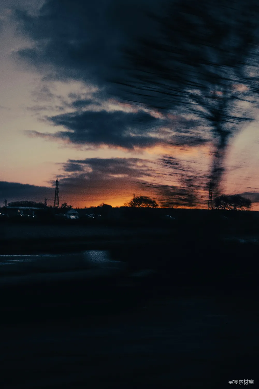 高清摄影 旅行 壁纸 从行驶的汽车拍摄的夕阳照片