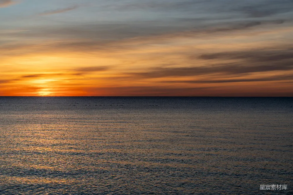 高清摄影  平静的海洋上夕阳西下
