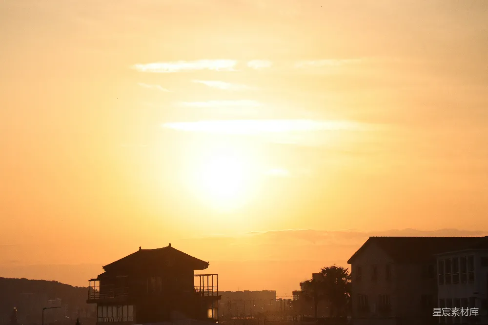 高清摄影  夕阳下，明亮的太阳照耀着剪影般的建筑物。