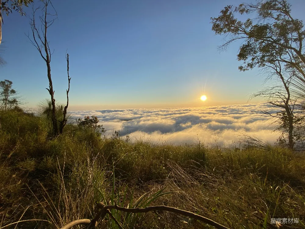 高清摄影 旅行 实验性 自然 壁纸 夕阳笼罩在群山间的云层之上。