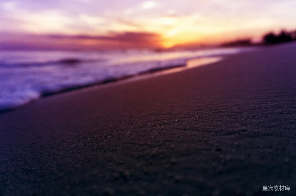 高清摄影 自然 壁纸 海浪在夕阳下拍打着海岸