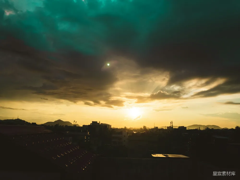 高清摄影  夕阳西下的背景下，蓝白相间的天空下城市的天际线。