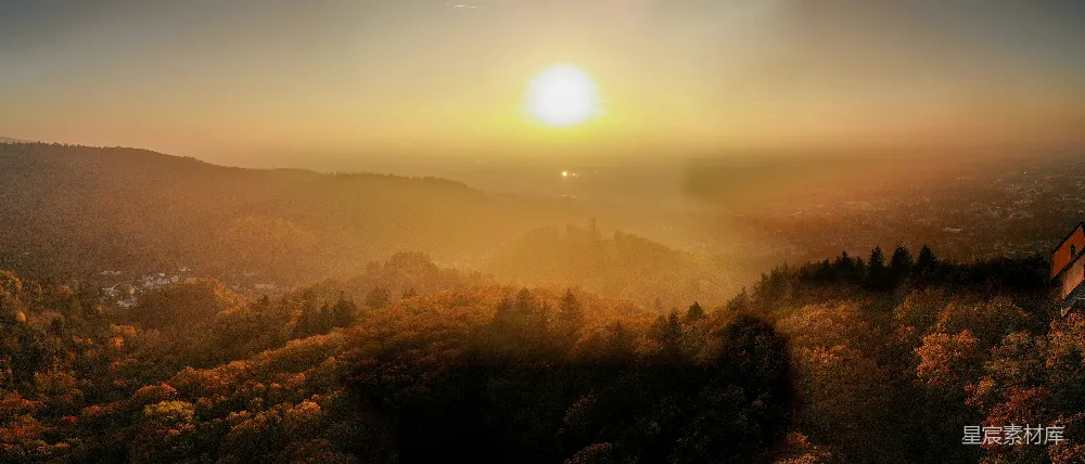 高清摄影 壁纸 夕阳西下，山峦和树木在余晖中静默。