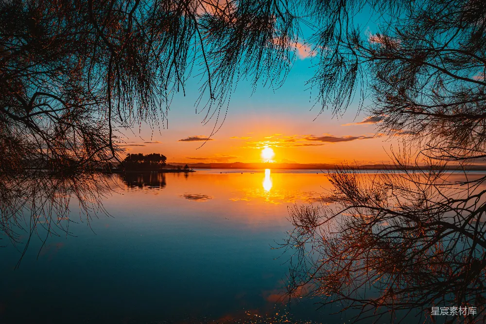 高清摄影  夕阳映照在湖面上