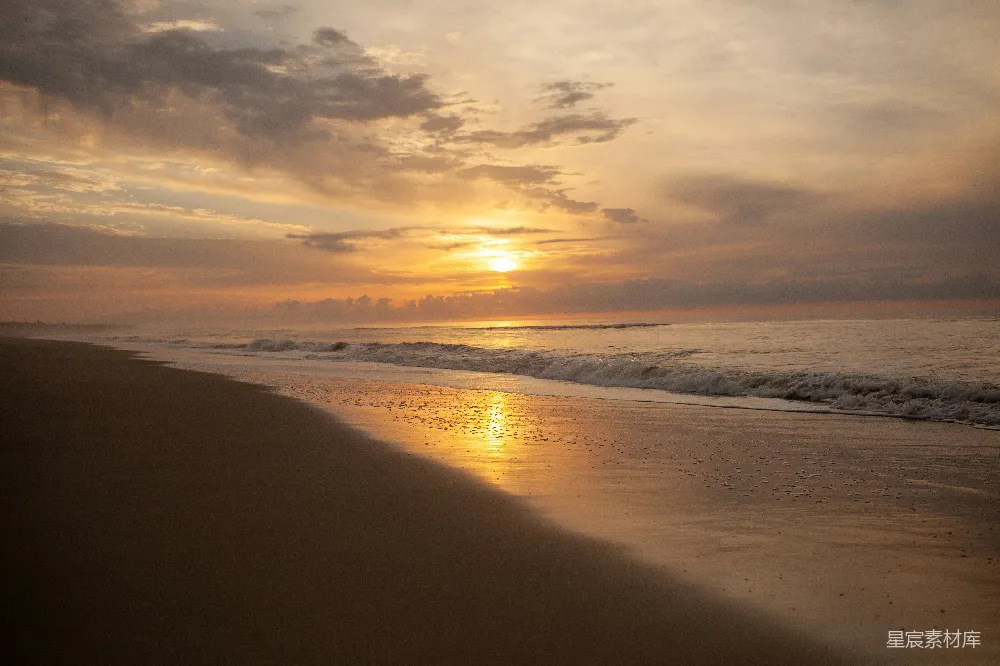 高清摄影  海浪在夕阳下拍打着海岸。