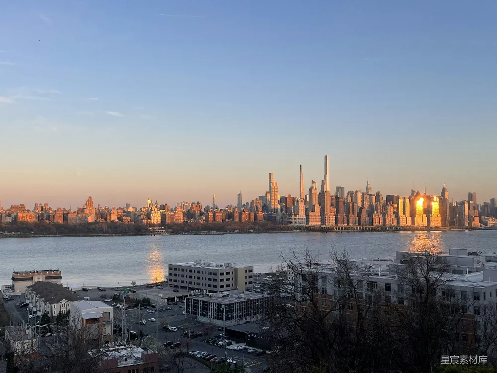 高清摄影 旅行 一大片水域，背景中有一座城市。