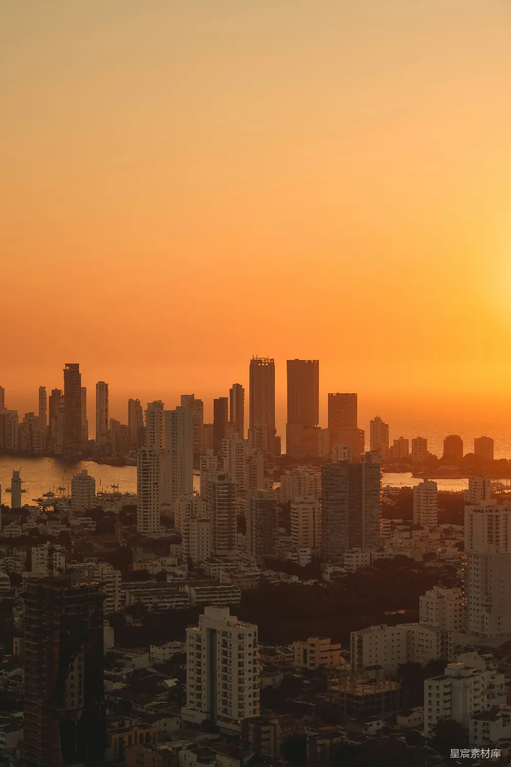 高清摄影 壁纸 旅行 太阳正落在这座大城市的上空。