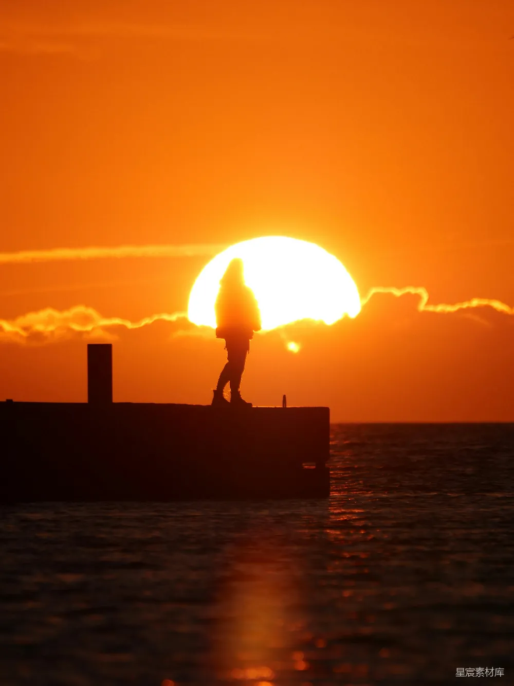 高清摄影  夕阳西下，人影在水面上的剪影。