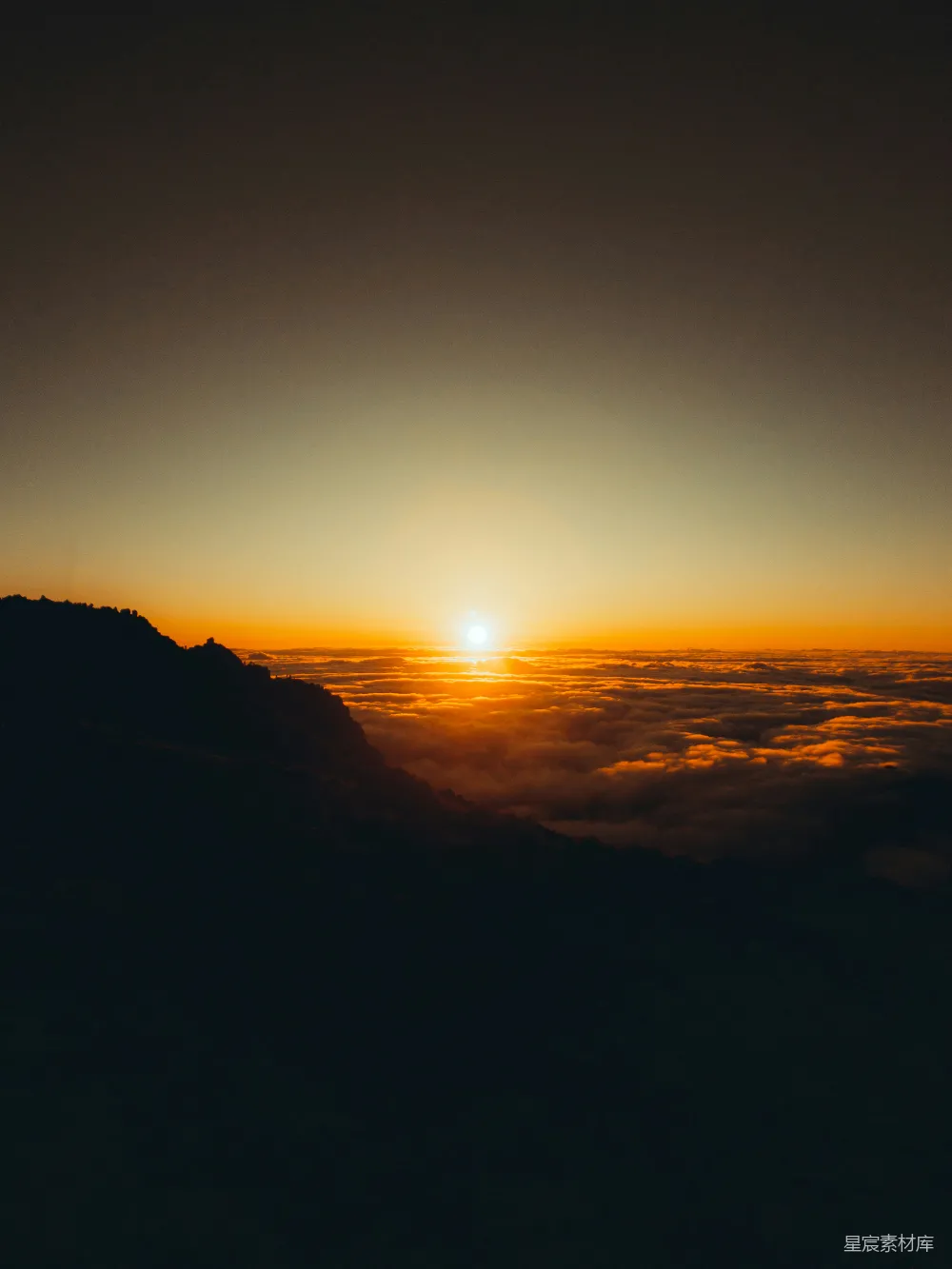 高清摄影 壁纸 自然 电影 夕阳正在云层上方落下。