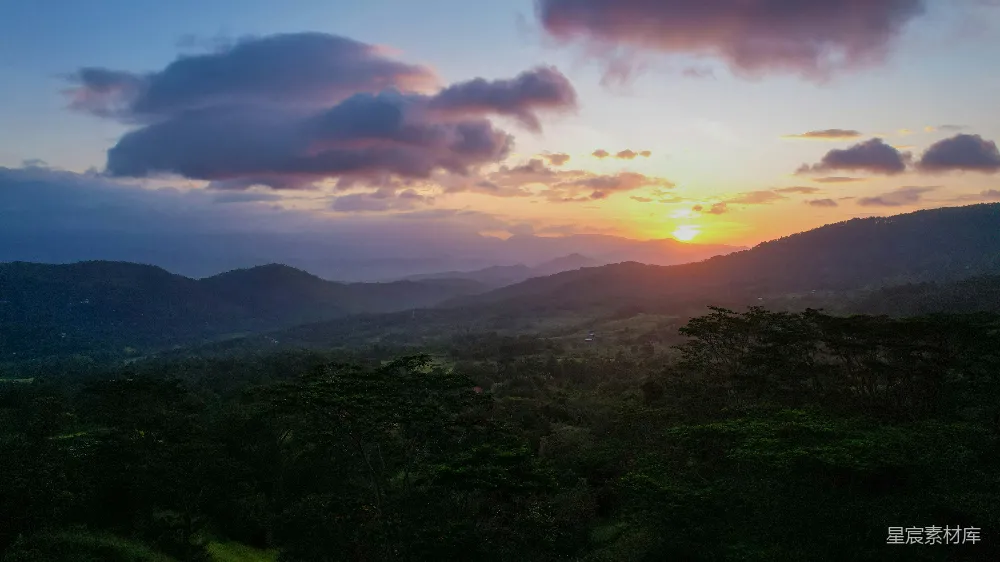 高清摄影  夕阳正映照在山脉之上。