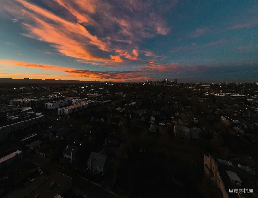 高清摄影  夕阳照亮了城市的天际线，呈现出鲜艳的颜色。