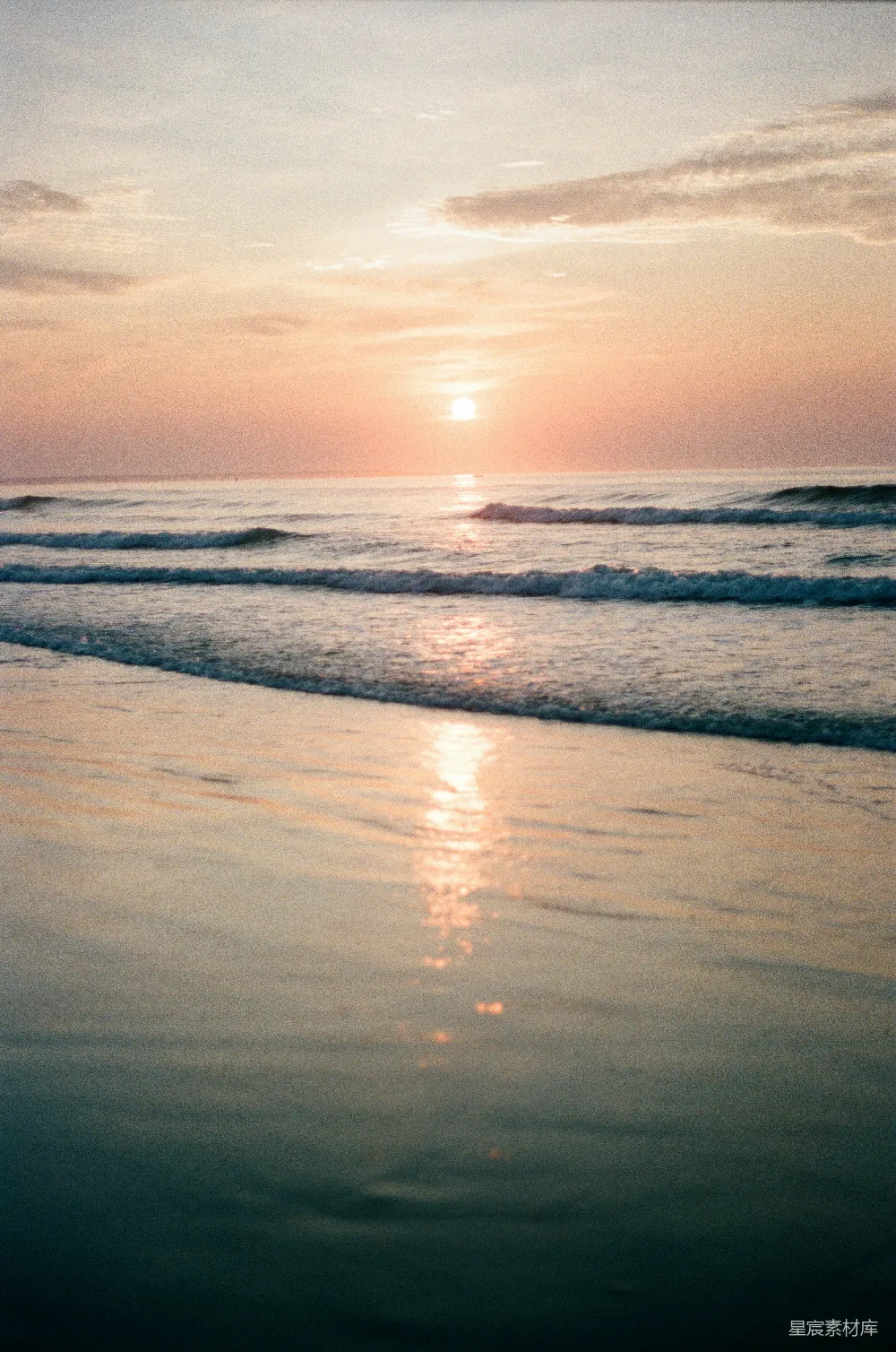 高清摄影 电影 海浪在日落时拍打着海岸。