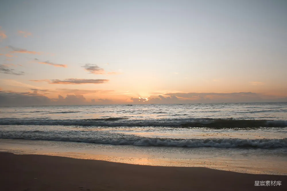 高清摄影 自然 电影 旅行 夕阳正在海洋上空的海滩落下。