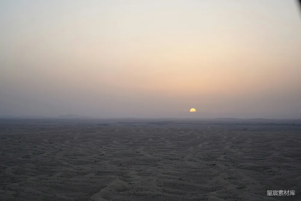 高清摄影  夕阳正在沙滩上落下。